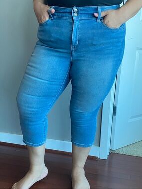 Lane Bryant Cropped Capri Jeans in Light Blue Wash